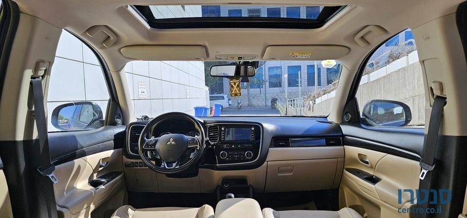 2016' Mitsubishi Outlander photo #6