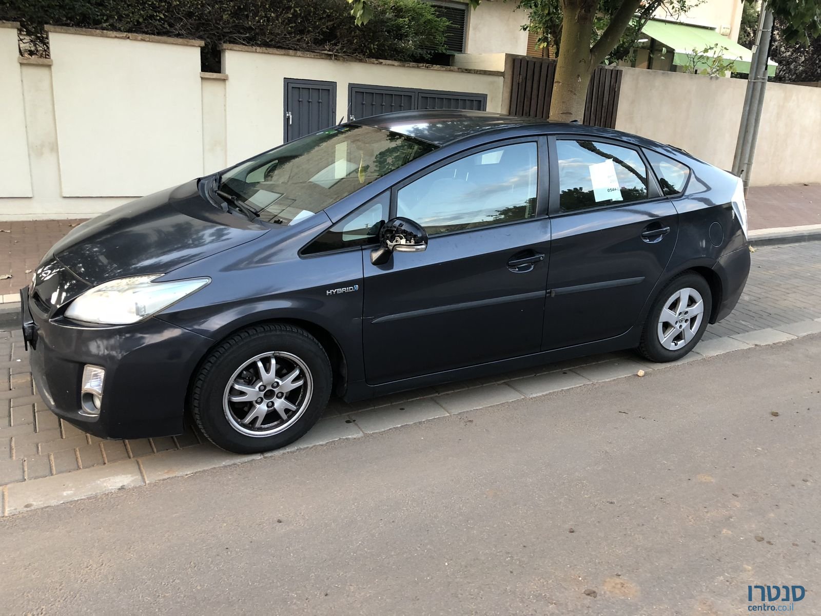 2009' Toyota Prius GLI photo #3
