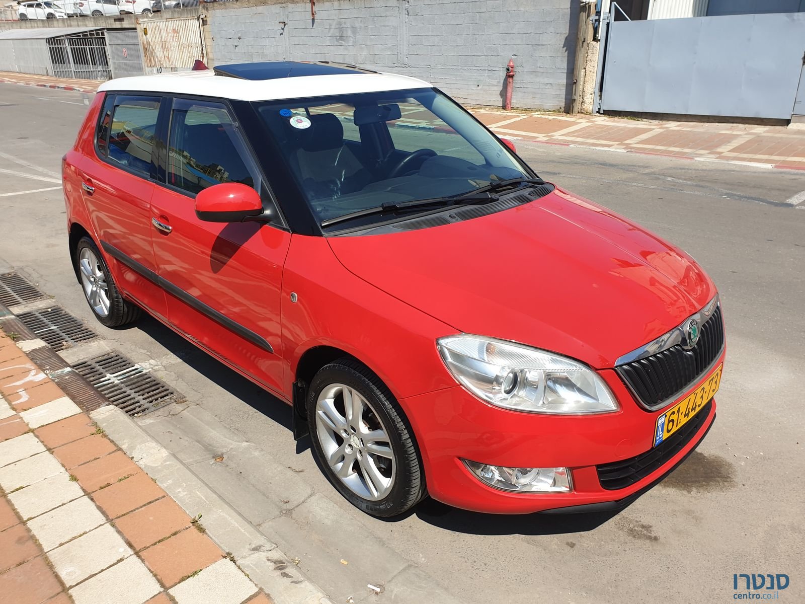 2011' Skoda Fabia photo #3