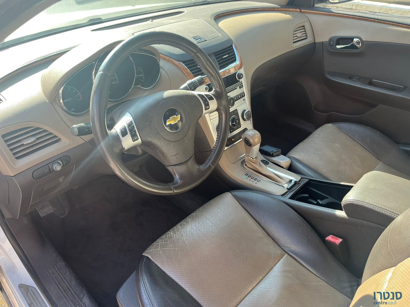 2011' Chevrolet Malibu photo #2