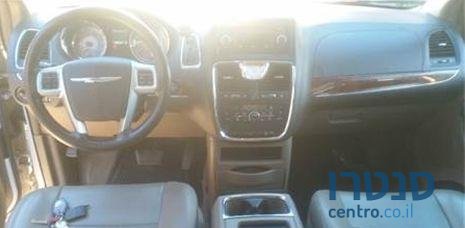 2011' Chrysler Grand Voyager photo #2