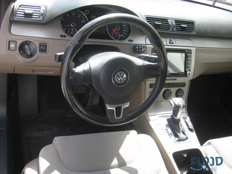 2010' Volkswagen Passat photo #5