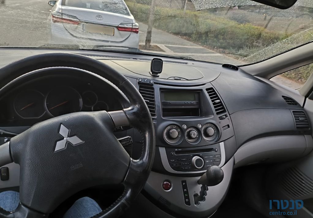 2010' Mitsubishi Grandis מיצובישי גרנדיס photo #2