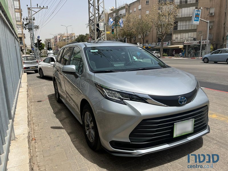 2024' Toyota Sienna photo #6