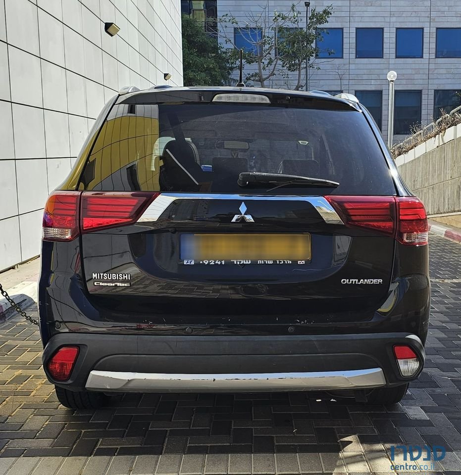 2016' Mitsubishi Outlander photo #2