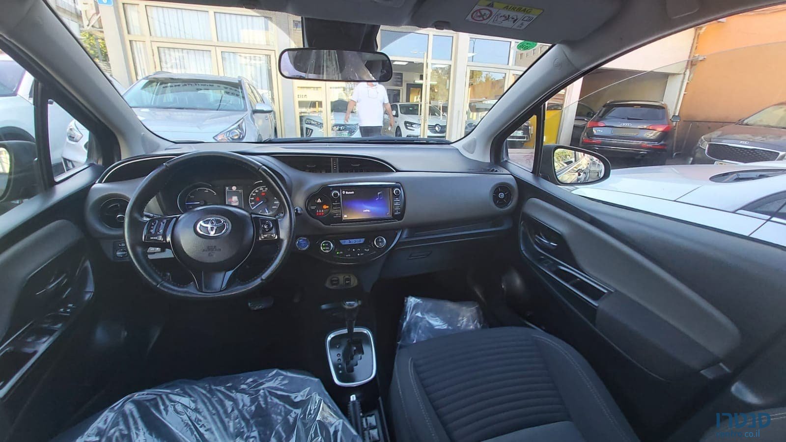 2017' Toyota Yaris photo #3