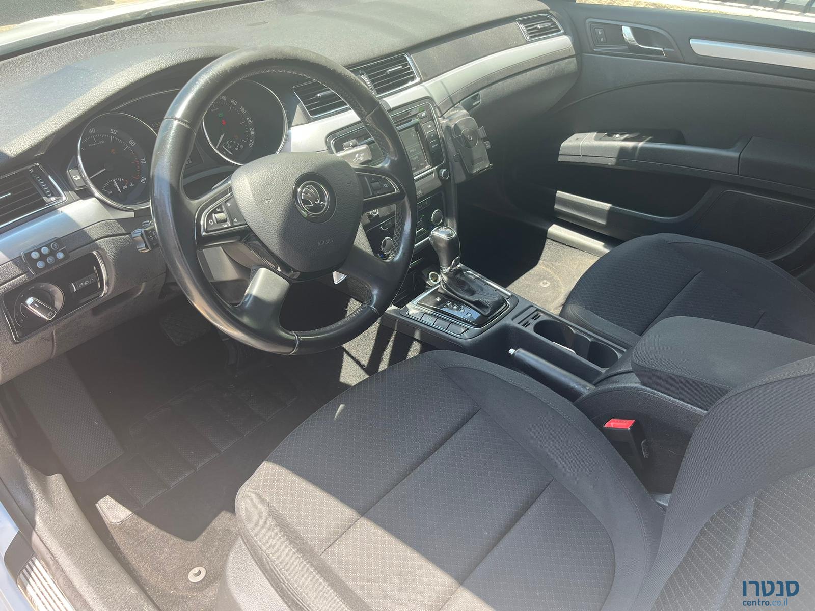 2014' Skoda Superb photo #4