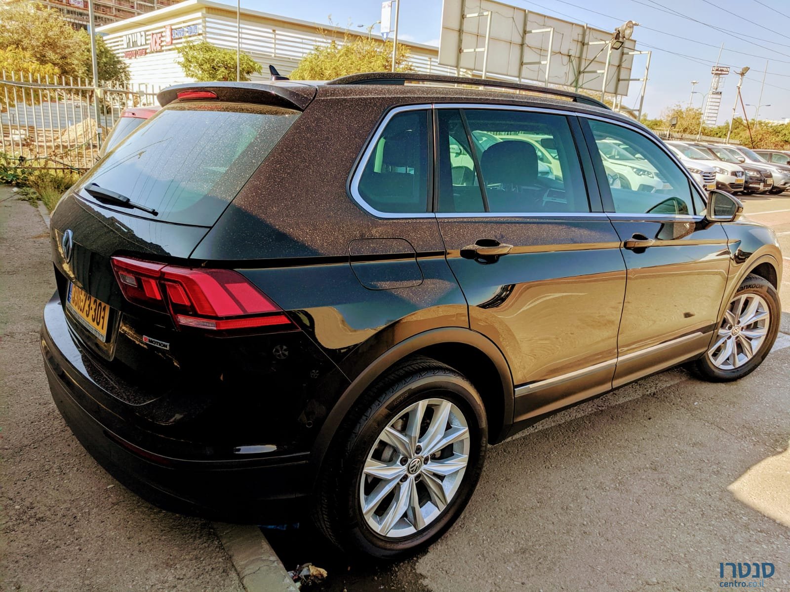 2018' Volkswagen Tiguan photo #2