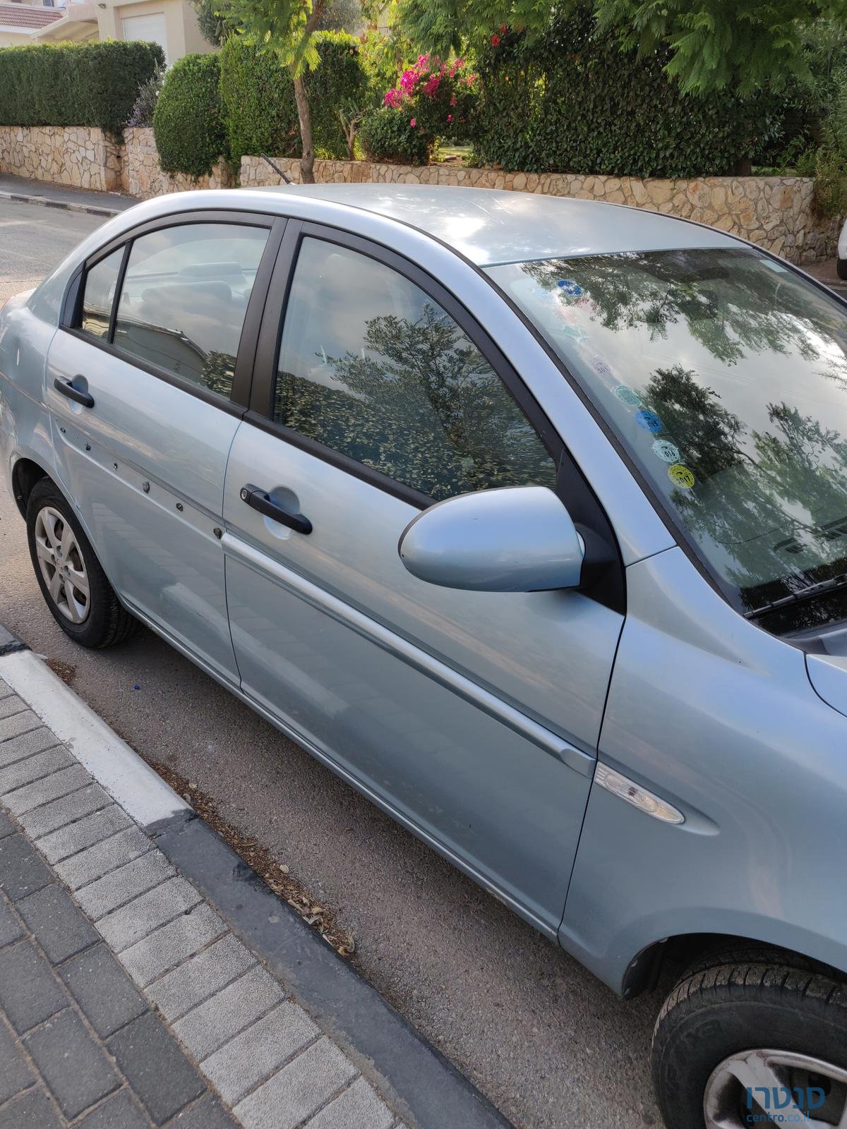 2009' Hyundai Accent photo #1