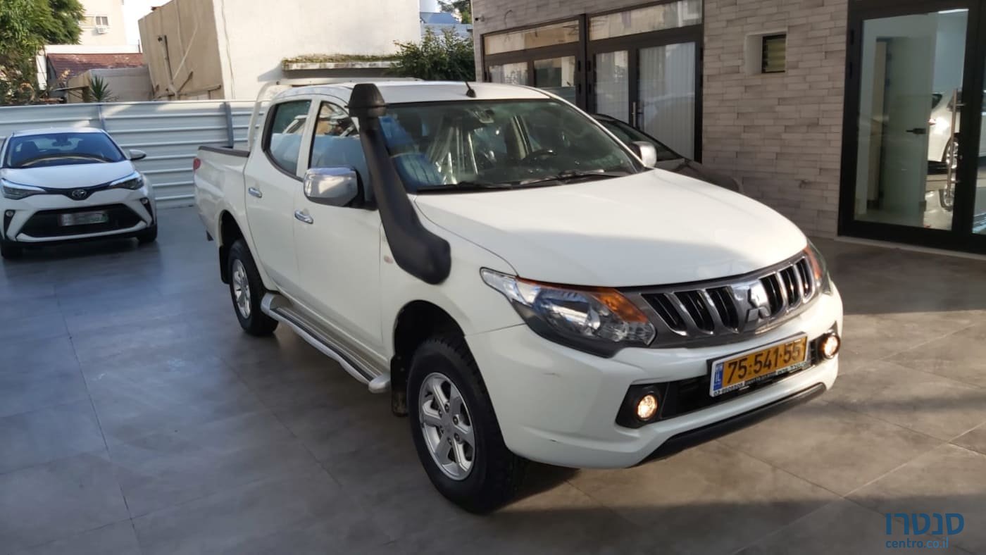 2017' Mitsubishi Triton photo #1