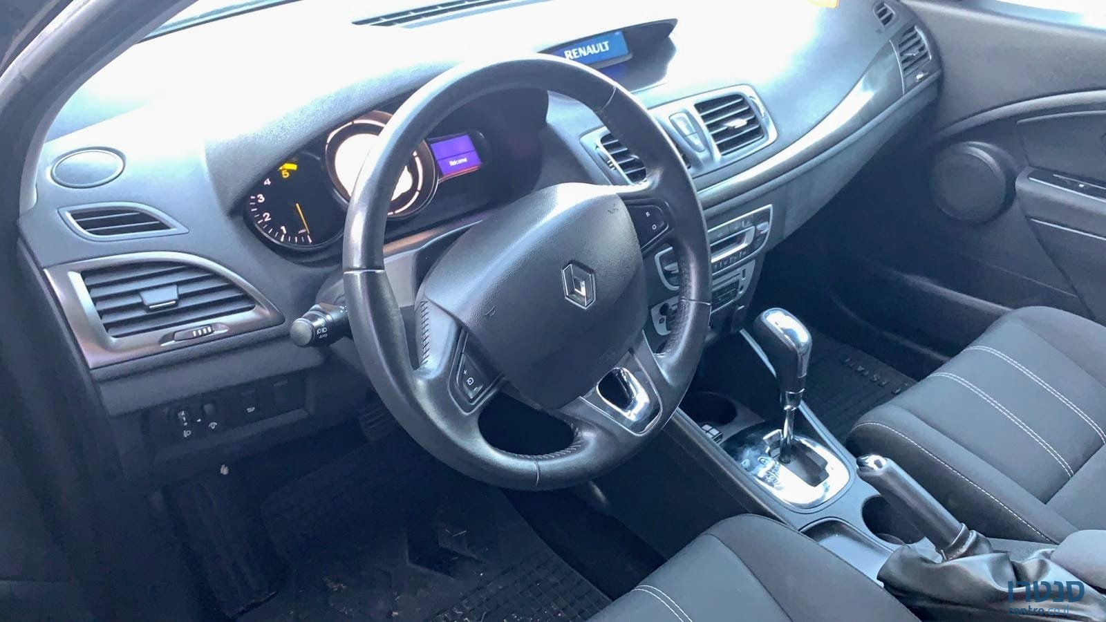 2014' Renault Megane photo #3