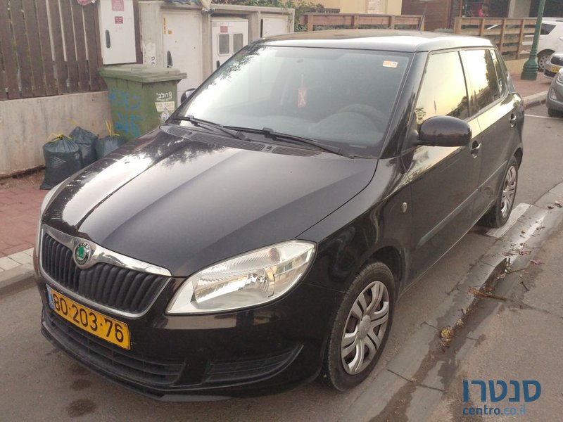 2011' Skoda Fabia photo #2