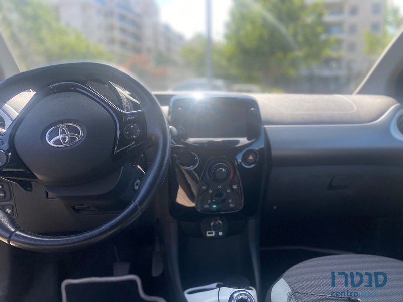 2019' Toyota Aygo GLX photo #5