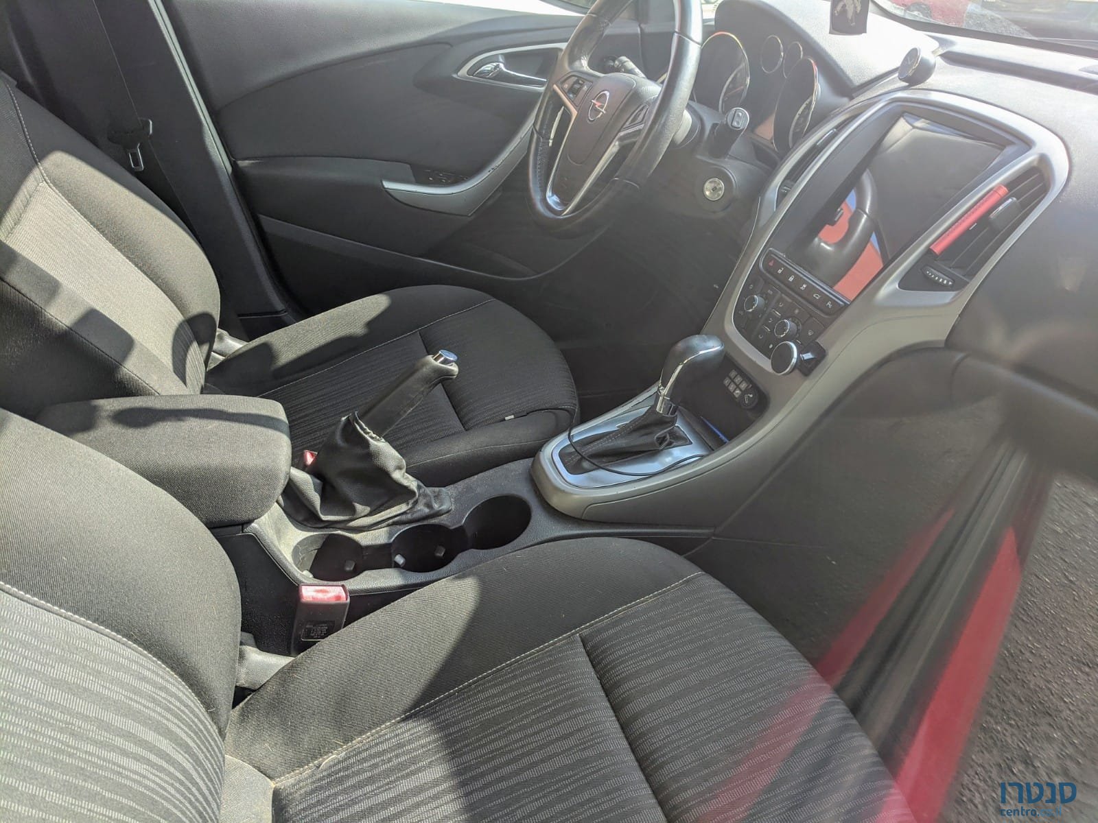 2012' Opel Astra photo #3