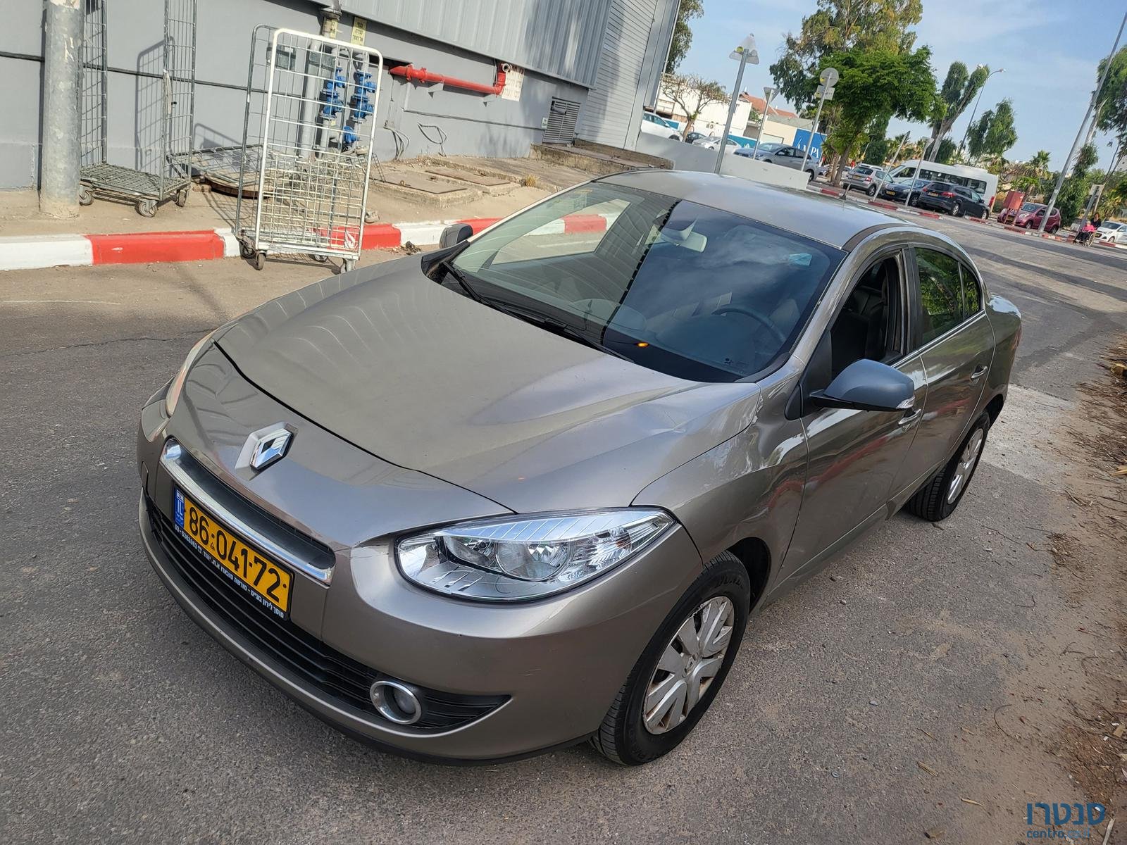 2011' Renault Fluence photo #2
