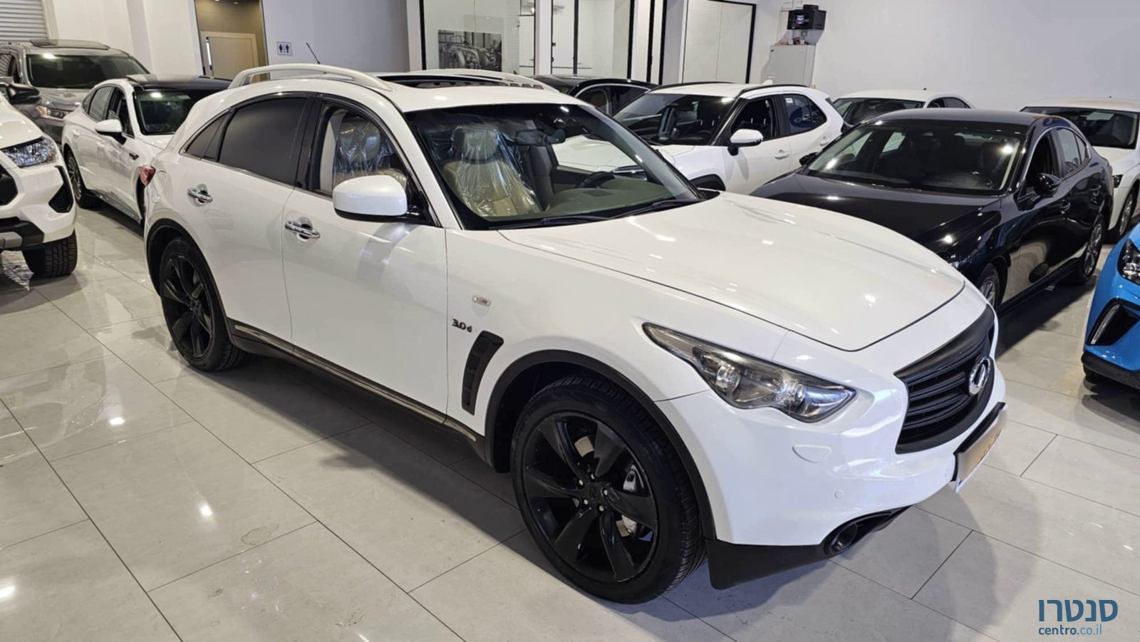 2015' Infiniti QX70 photo #3