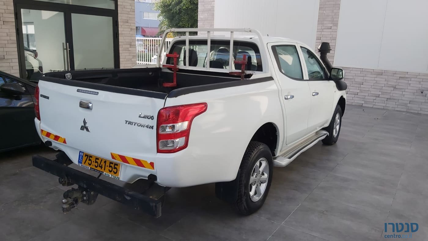 2017' Mitsubishi Triton photo #2