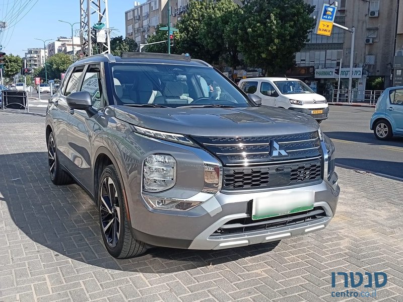 2023' Mitsubishi Outlander photo #5