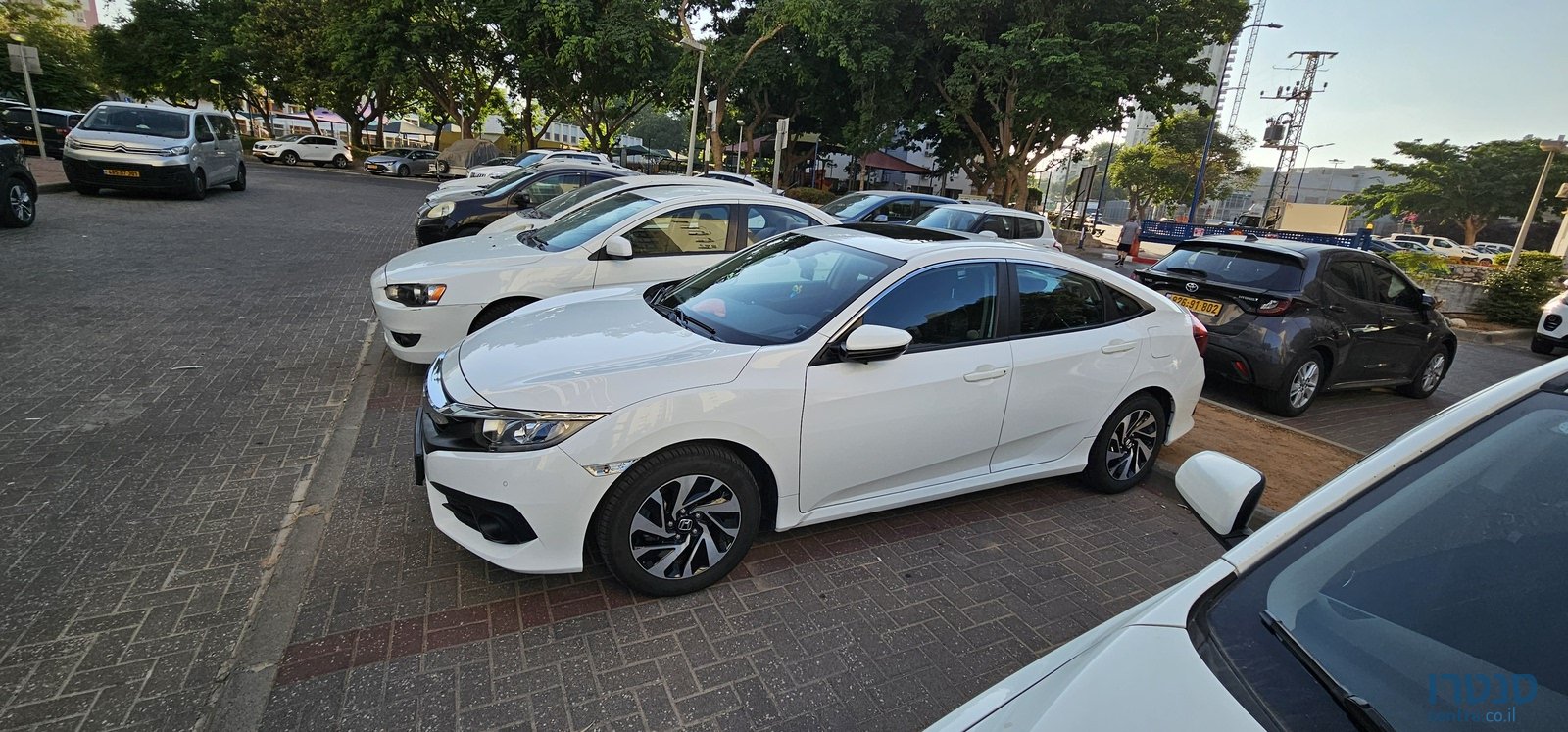 2019' Honda Civic Elegance 4D photo #2