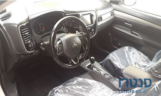 2016' Mitsubishi Outlander photo #3