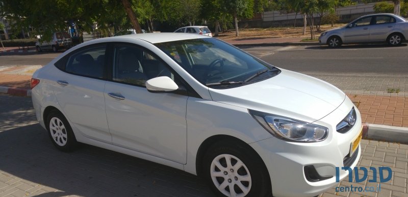 2012' Hyundai i25 photo #2