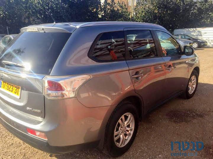 2014' Mitsubishi Outlander photo #2