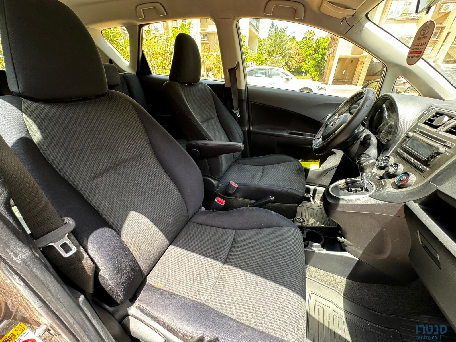 2012' Toyota Yaris Verso photo #3