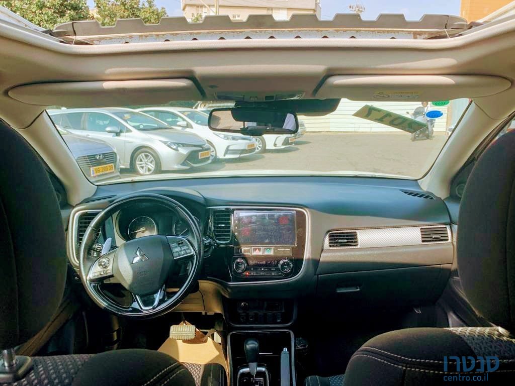 2017' Mitsubishi Outlander photo #4