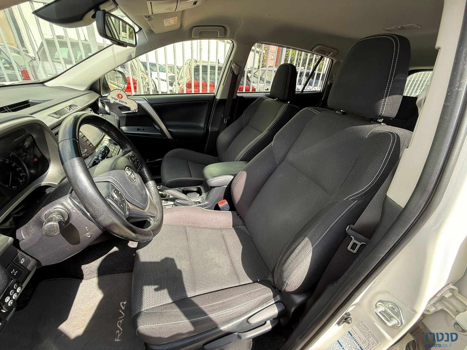 2017' Toyota RAV4 photo #2