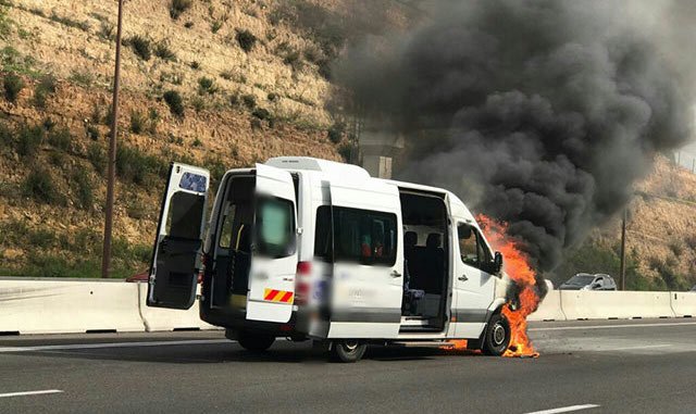 На шоссе №1 загорелся минибус, 22 февраля 2017