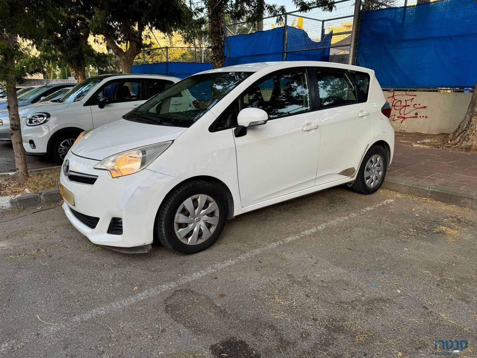 2013' Toyota Corolla Verso photo #1
