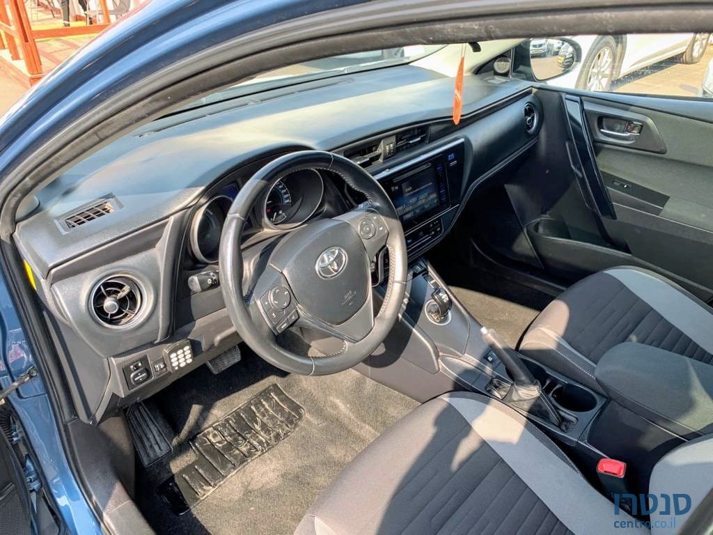 2016' Toyota Auris photo #3