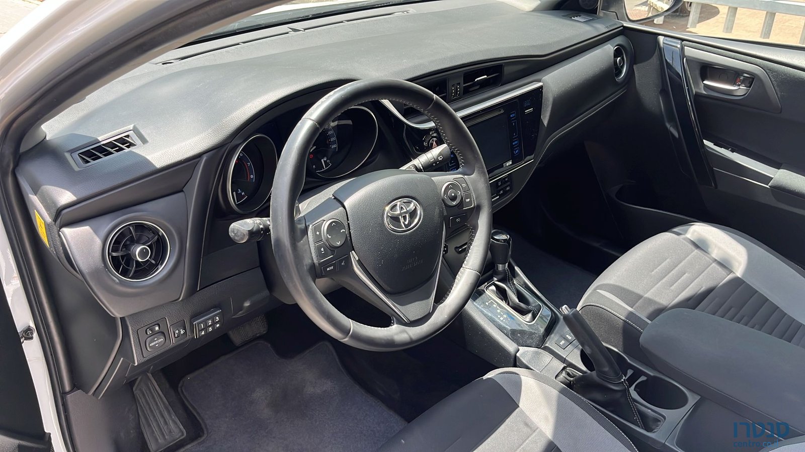 2017' Toyota Auris photo #4