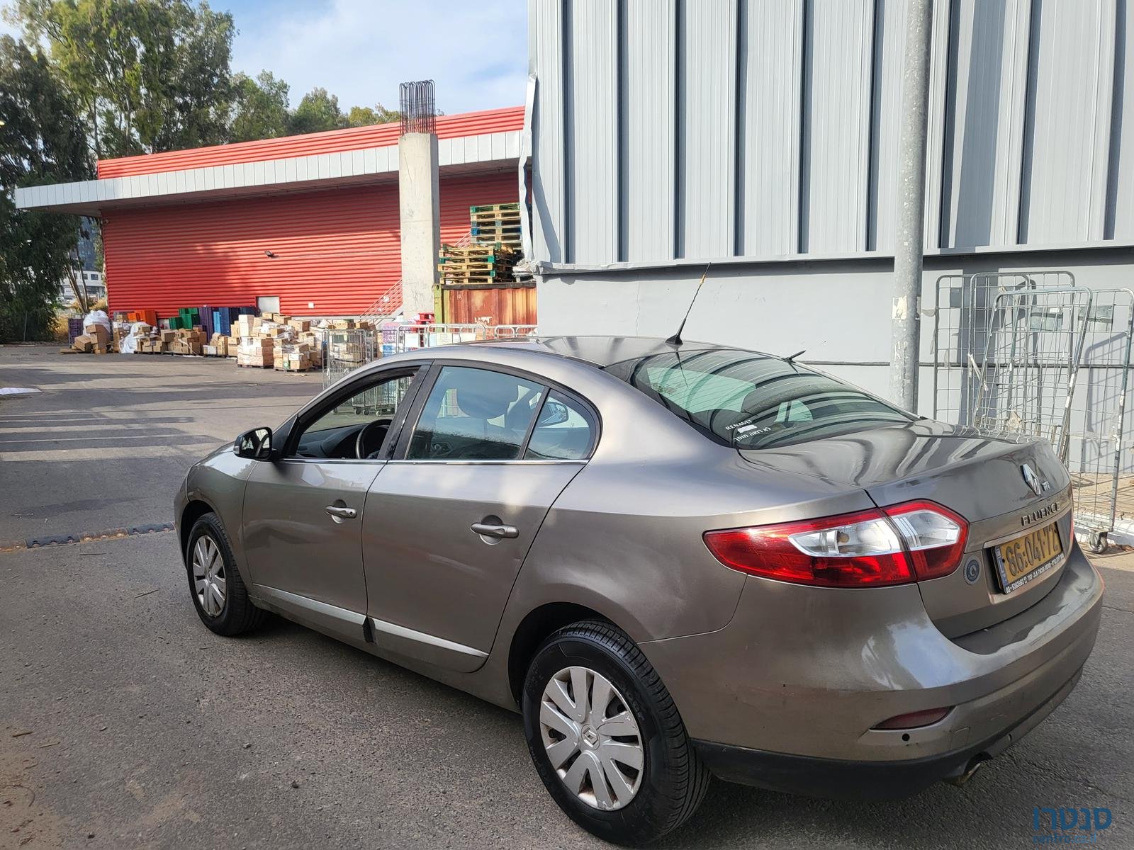 2011' Renault Fluence photo #1