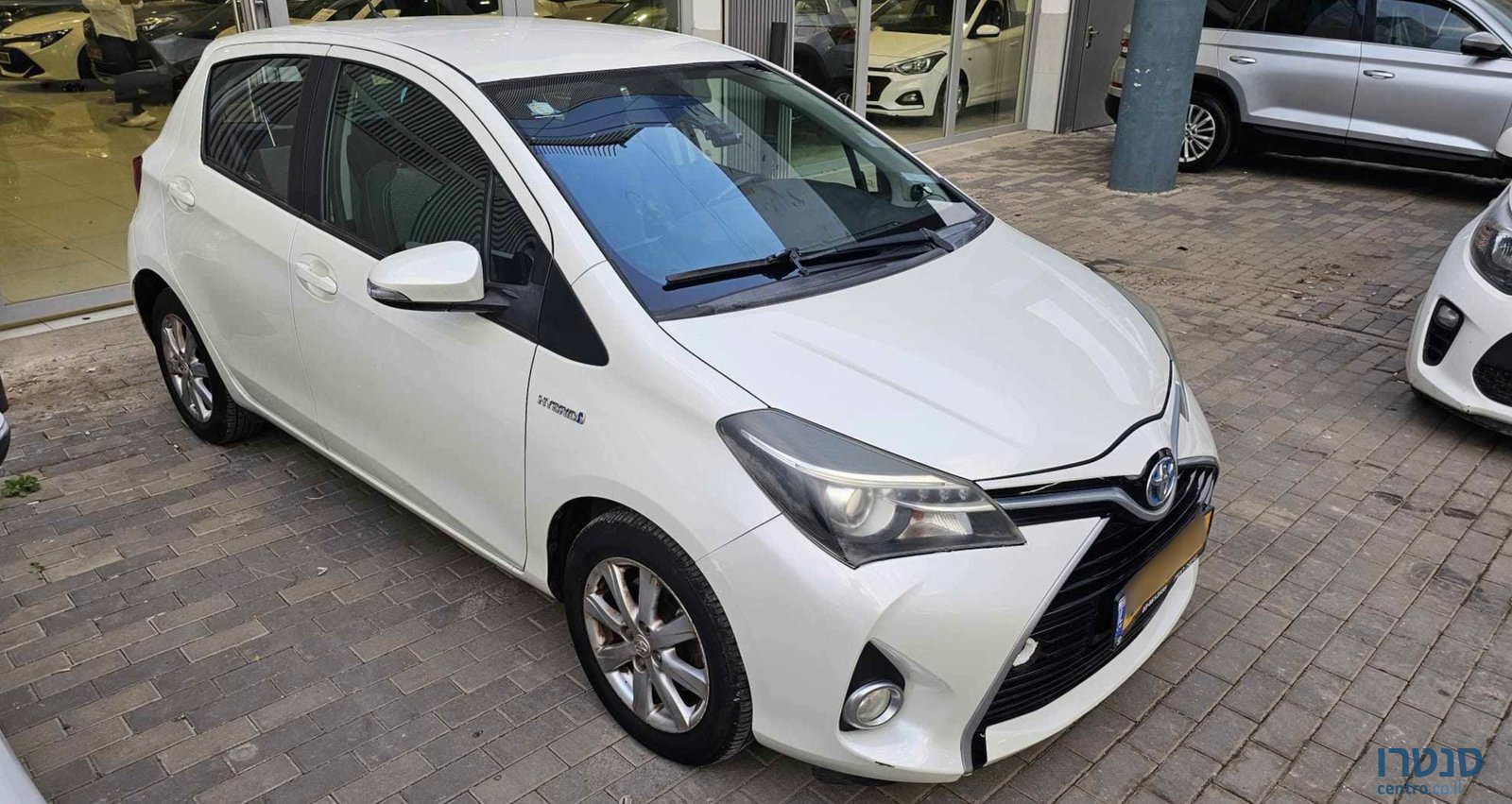 2017' Toyota Yaris photo #2