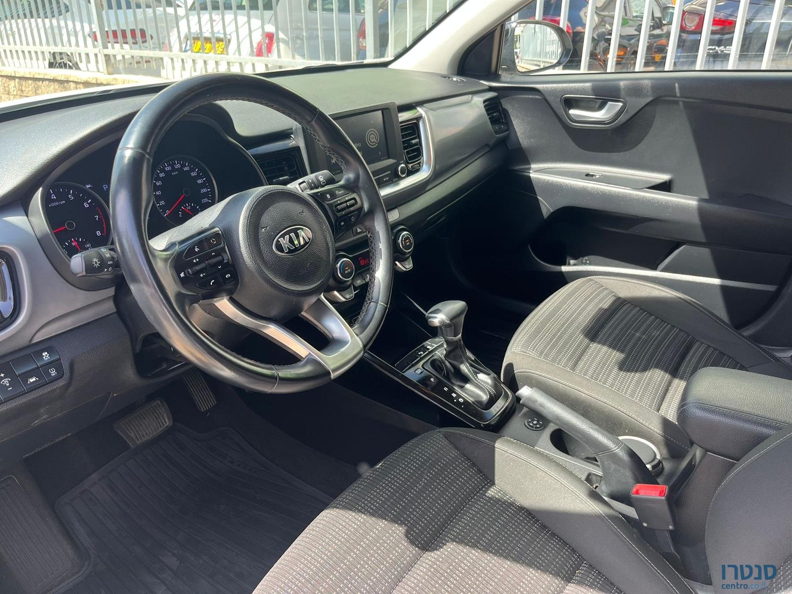 2021' Kia Stonic photo #3