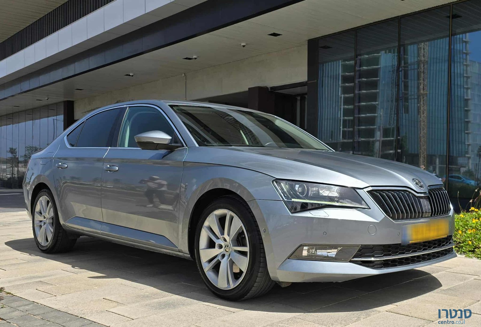 2016' Skoda Superb photo #3