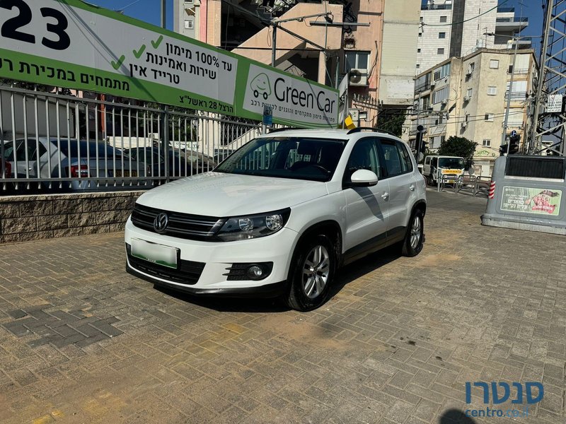 2015' Volkswagen Tiguan photo #2