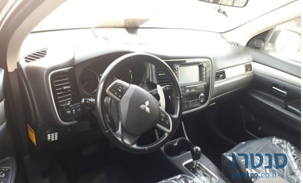 2014' Mitsubishi Outlander photo #3