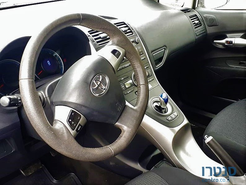 2012' Toyota Auris photo #4