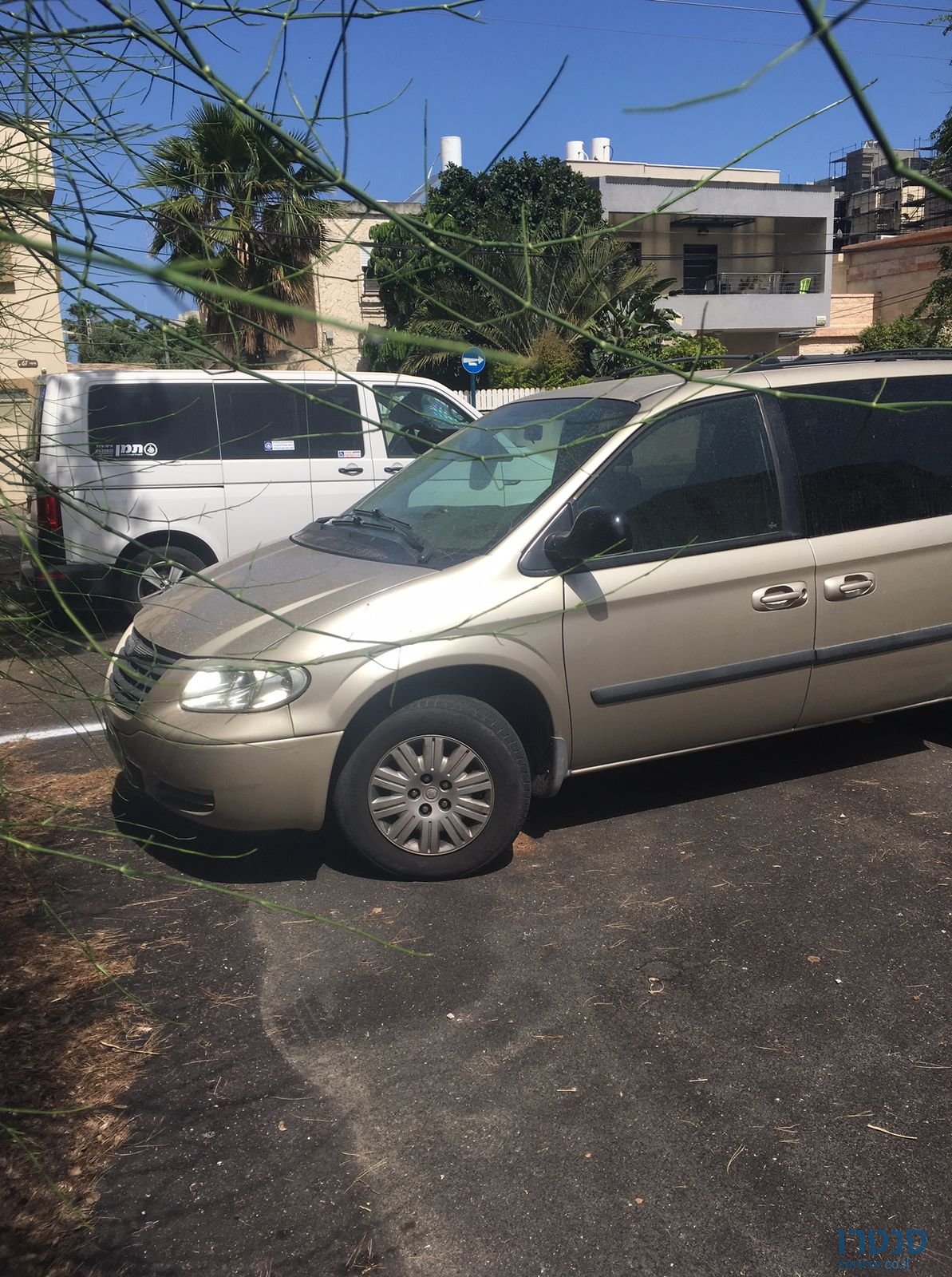 2006' Chrysler Town & Country photo #3