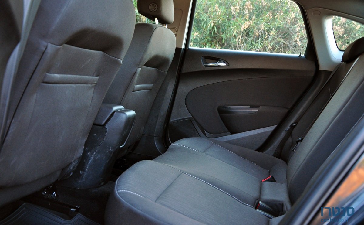 2012' Opel Astra 1.6T automatic Berlina photo #7