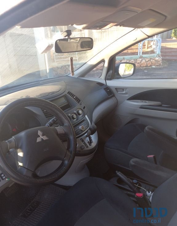 2010' Mitsubishi Grandis מיצובישי גרנדיס photo #3
