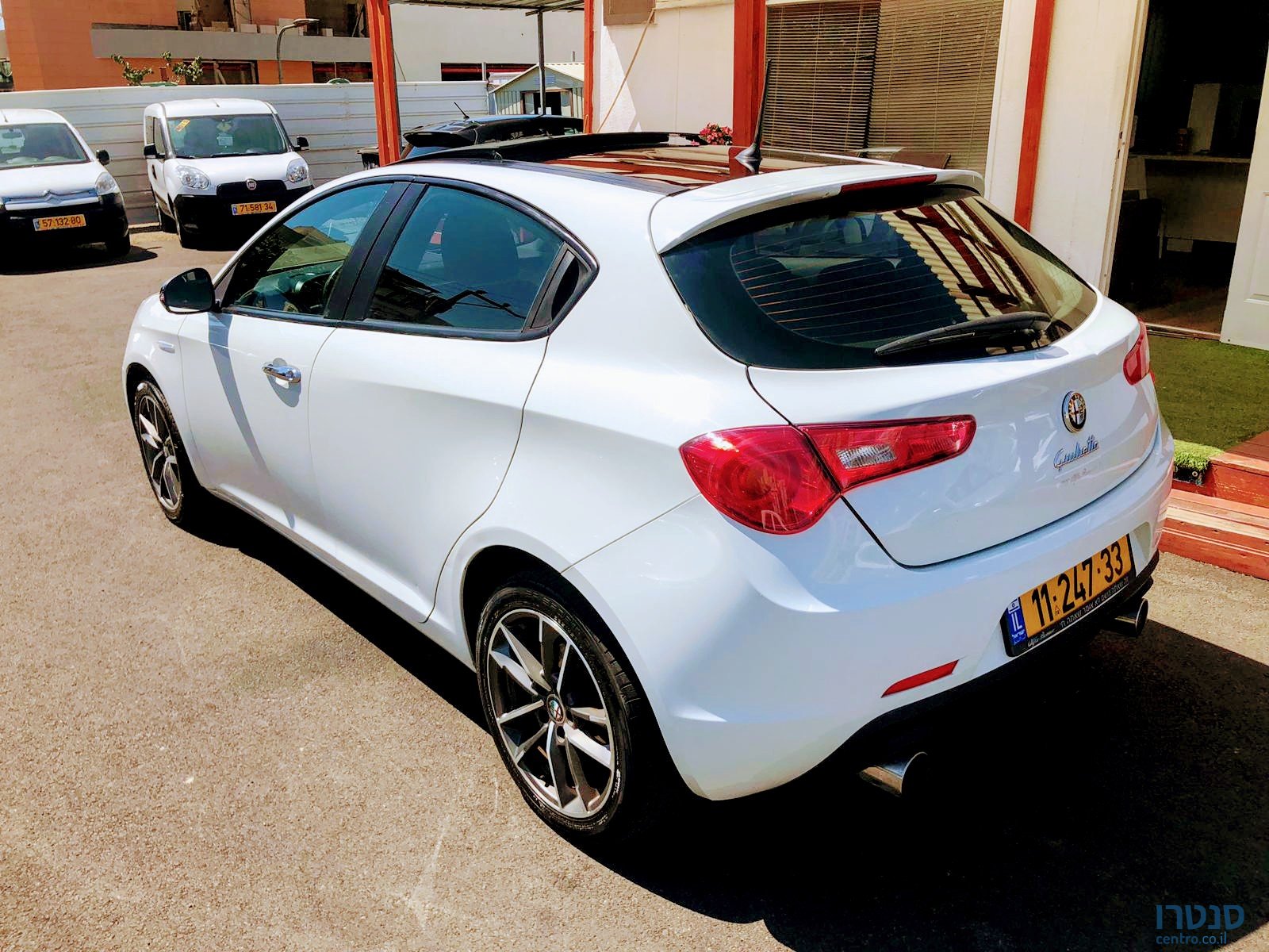 2015' Alfa Romeo Giulietta photo #4