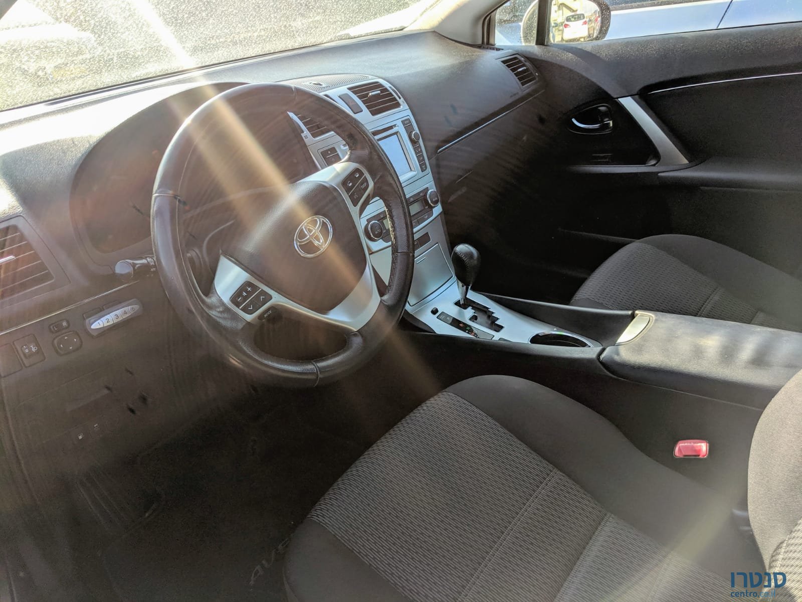 2014' Toyota Avensis photo #3