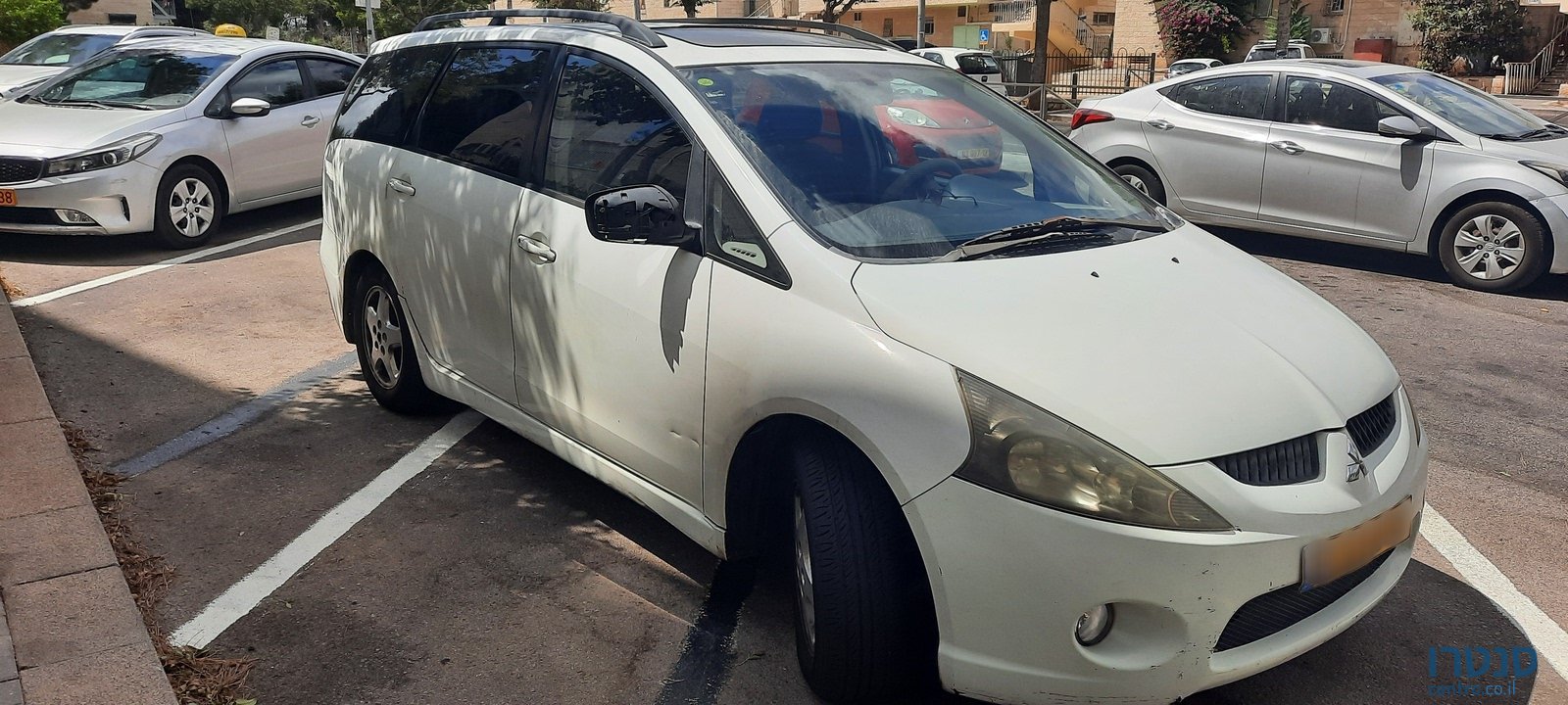 2005' Mitsubishi Grandis photo #1