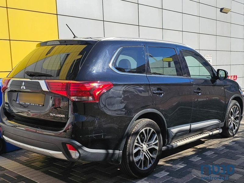 2016' Mitsubishi Outlander photo #4