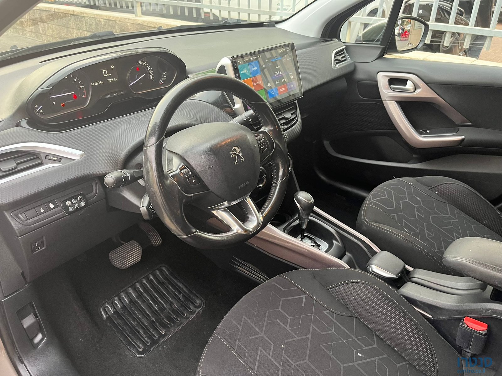 2016' Peugeot 2008 photo #2