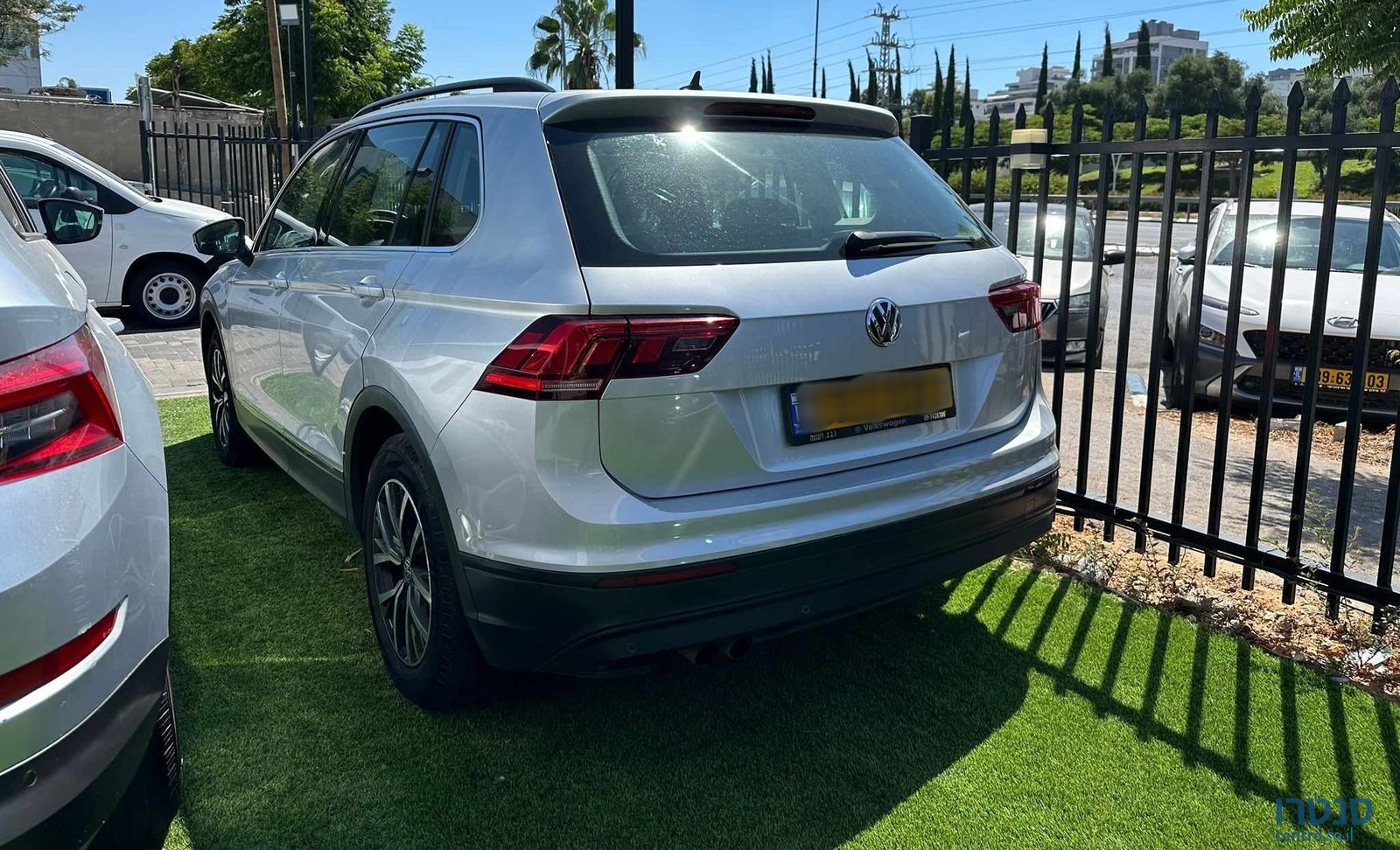 2020' Volkswagen Tiguan photo #3