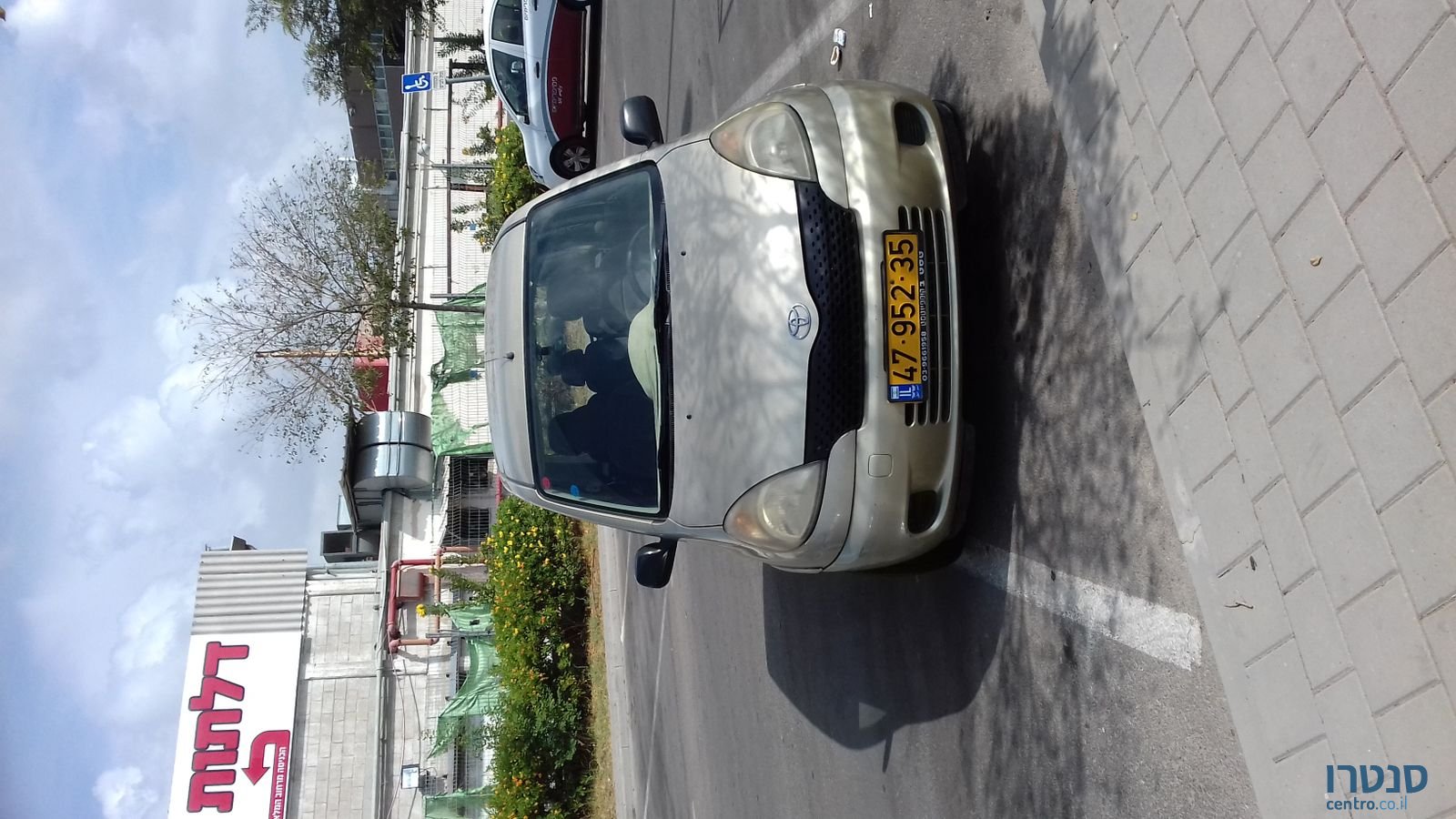 2002' Toyota Yaris Verso photo #2